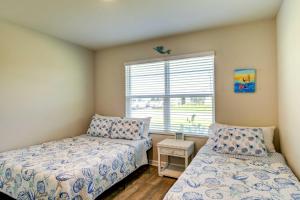 弗利Foley Vacation Rental 7 Mi to Gulf Shores Beaches的一间卧室设有两张床和窗户。