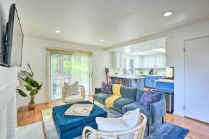 瓦列霍Bay Area Home Rental Near Six Flags and Napa Valley!的一间带蓝色沙发的客厅和一间厨房