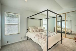 瓦列霍Bay Area Home Rental Near Six Flags and Napa Valley!的一间卧室配有天蓬床和镜子
