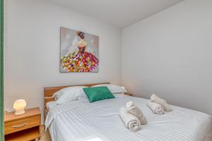 罗维尼Casa Polari的卧室配有白色床和毛巾