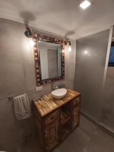 马德普拉塔tomosi的一间带水槽和镜子的浴室