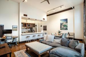 诺克斯维尔Jackson Jewel - Downtown Suite的带沙发的客厅和厨房