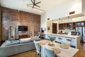 诺克斯维尔Jackson Jewel - Downtown Suite的客厅以及带沙发和桌子的厨房。