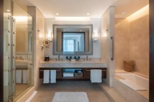 波哥大波哥大万豪酒店的一间带水槽、浴缸和镜子的浴室