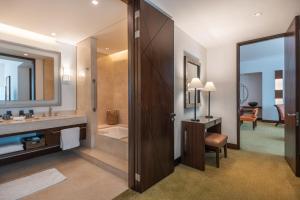 波哥大波哥大万豪酒店的带淋浴、盥洗盆和镜子的浴室