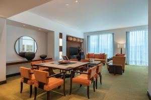 波哥大波哥大万豪酒店的用餐室以及带桌椅的起居室。