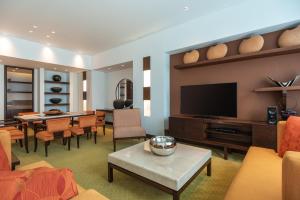 波哥大波哥大万豪酒店的带电视的客厅和用餐室