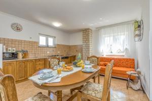 罗维尼Casa Polari的厨房以及带桌子和沙发的客厅。