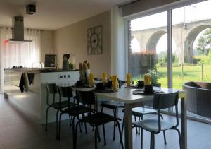 Sint-Martens-VoerenArcaden的厨房里设有1间带桌椅的用餐室