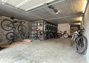 Sint-Martens-VoerenArcaden的车库里停放着三辆自行车