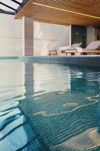拉巴斯Met Hotel的一个带椅子的游泳池和一个游泳池