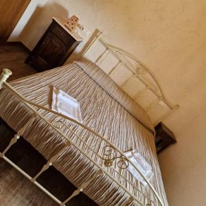 CastelnuovoIl pozzo dei desideri的卧室内一张床的顶部景色