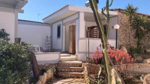 兰佩杜萨B H Lampedusa的前面有楼梯的小白色房子