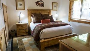 特拉基Ski Trails 4058的一间卧室配有一张床和一张带两盏灯的桌子。