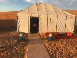 马拉喀什Camp birds traquets of SaharaProject house mars six doors的沙漠中的一个大帐篷