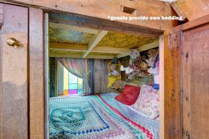 斯卡伯勒2x Double Bed - Glamping Wagon Dalby Forest的一间位于游戏室的带双层床的卧室