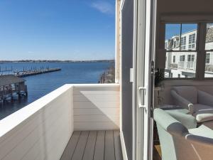 纽波特港湾酒店的享有水景的阳台