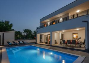 巴尔巴里加Villa Anna Barbariga, NEW 2022 luxurious villa with private pool!的房屋前的游泳池