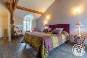 蒙特勒伊贝莱德庄园奥尔布酒店的一间卧室配有一张大床和紫色床罩