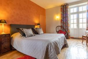 蒙特勒伊贝莱德庄园奥尔布酒店的一间卧室设有一张大床和一个窗户。
