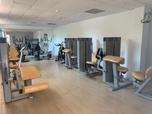 阿尔梅利马Apartamentos Mar Azul的健身房设有数台跑步机和健身器材