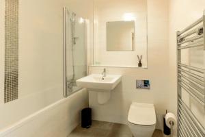 米尔顿凯恩斯The Hub by Pay As U Stay的白色的浴室设有卫生间和水槽。