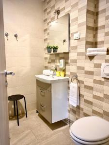 马里博尔Rainbow House Rooms的一间带水槽和卫生间的浴室