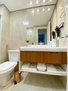 圣保罗Sao Paulo Ibirapuera Privilege - Suite Deluxe的一间带水槽、卫生间和镜子的浴室