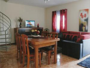 BesteirosCasa Quelhas的客厅配有桌椅和沙发