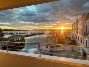 纽波特港湾酒店的日落时分从码头阳台欣赏美景