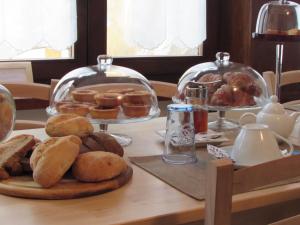 利莫内皮埃蒙特La Casa dei Gatti的一张桌子上放着一盘面包和糕点