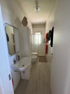 希克利Villa BeaBella的白色的浴室设有水槽和卫生间。