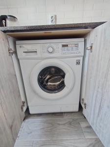 奇姆肯特ЖК Наурыз парк的厨房内的白色洗衣机