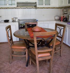 卡哈马卡Casa Pablo的厨房配有桌椅和碗
