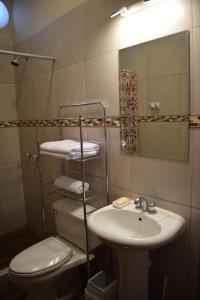 卡哈马卡Casa Pablo的一间带水槽、卫生间和镜子的浴室