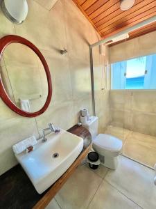 阿拉亚尔-杜卡布Orlanova Hotel的一间带水槽、卫生间和镜子的浴室