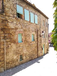 佩拉托拉达Casa Peratallada的街道上一座带窗户的古老石头建筑