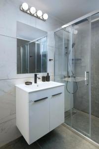 尼科西亚Urban Condo 12 - 2 Bdr的白色的浴室设有水槽和淋浴。