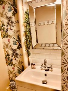 蒙彼利埃Me and Mrs Jones Suite Jacuzzi Hypercentre的一间带水槽和镜子的浴室