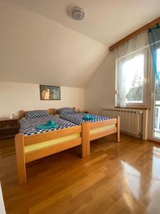 斯莫利亚纳茨PLITVICE OAZA MIRA的一间卧室,卧室内配有一张木床
