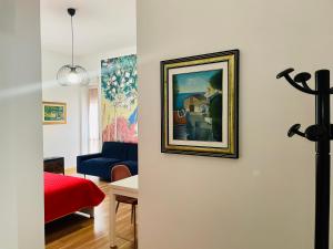 萨莱诺ConteMax ArtHouse的客厅墙上有绘画作品