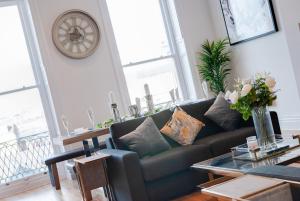 利物浦80 by Elite的客厅配有沙发和桌子
