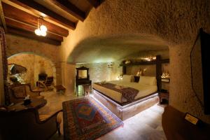 格雷梅舒斯特灵洞酒店的石屋设有一间带大床的卧室