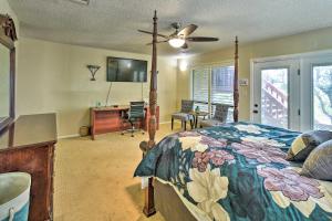 圣安东尼奥Relaxing Helotes Pad 7 Mi to UT at San Antonio!的一间卧室配有一张床、一张书桌和一台电视。