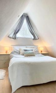 迪尔Chalet 95, Kingsdown Park的卧室配有白色的床和窗户