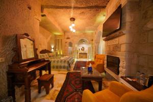 格雷梅舒斯特灵洞酒店的客厅设有壁炉和钢琴。