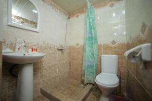 希瓦Rustambey House的浴室配有卫生间、盥洗盆和淋浴。