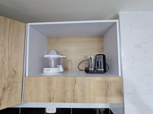 波哥大Increíble Apartamento Familiar的放在厨房架子上的搅拌机