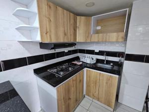 波哥大Increíble Apartamento Familiar的小厨房配有炉灶和水槽