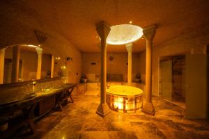 格雷梅舒斯特灵洞酒店的带浴缸和大镜子的大浴室